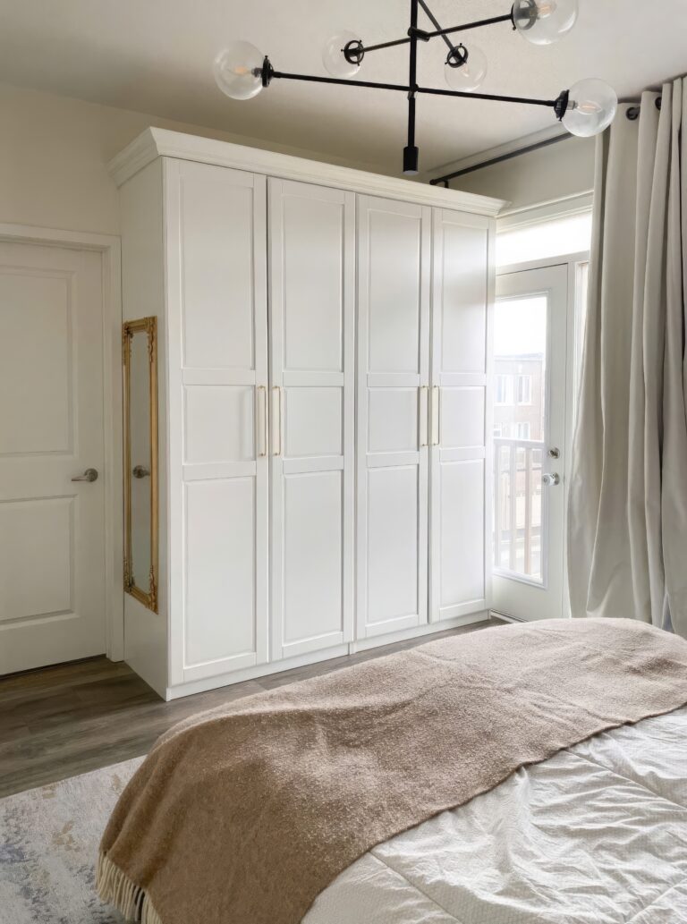 Kích thước: D1m6 x C2m4 x S60cm
Chất liệu: MDF melamine lõi xanh chống ẩm, cánh chạy pano
Giá: 12.000.000đ