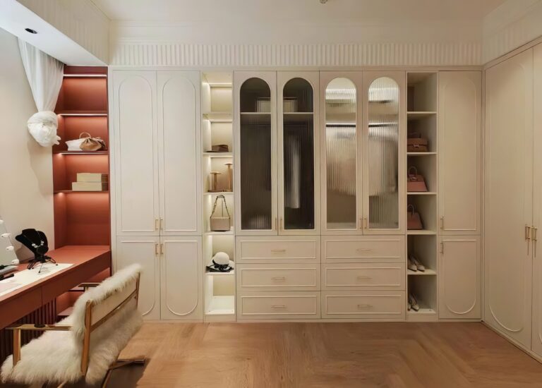 Kích thước: D4m x C2m4 x S60cm
Chất liệu: MDF melamine lõi xanh chống ẩm, cánh chạy pano, kính mỹ thuật
Giá: 35.500.000đ