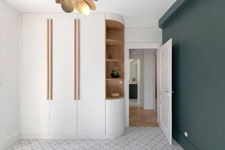 Kích thước: D1m6 x C2m4 x S60cm
Chất liệu: MDF melamine lõi xanh chống ẩm
Giá: 12.000.000đ